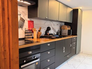 Microwave, oven - Queluz Maison a Cosy Apartment with a Jacuzzi/ hot tub (Queluz)