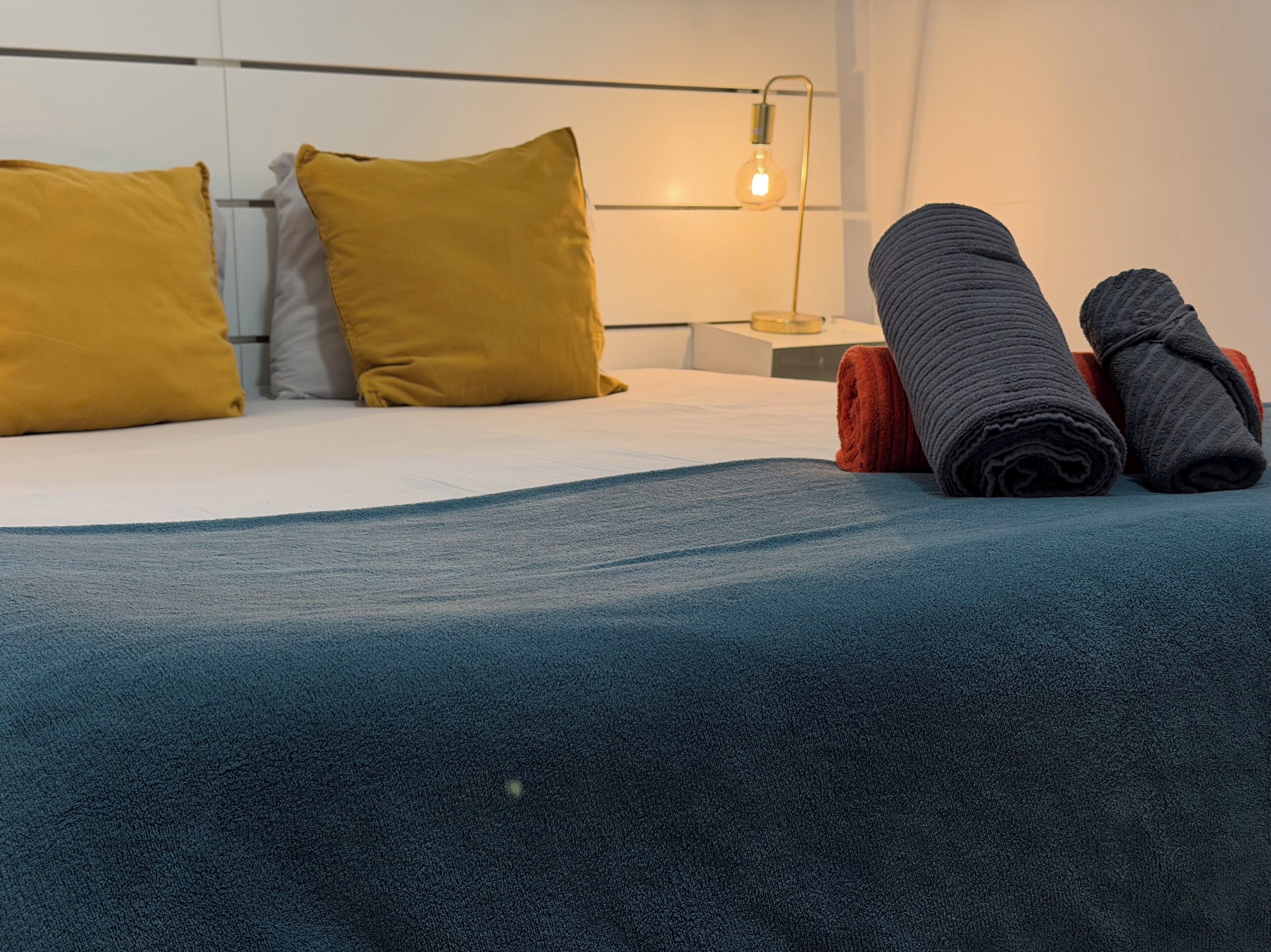 2 habitaciones, tabla de planchar con plancha, wifi y ropa de cama 