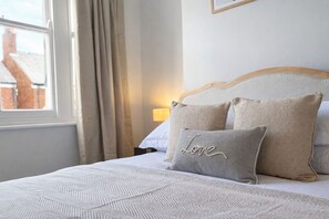 Tabla de planchar con plancha, wifi gratis y ropa de cama 