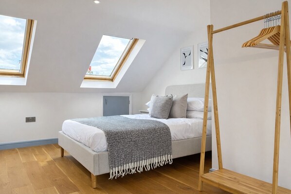 Iron/ironing board, free WiFi, bed sheets