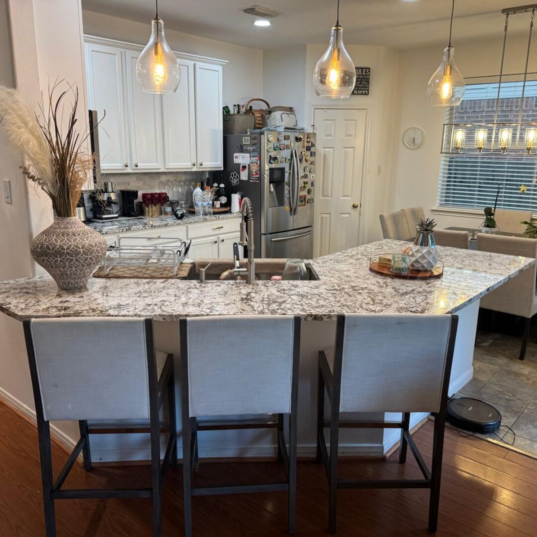 Een microgolfoven, een oven, een kookplaat