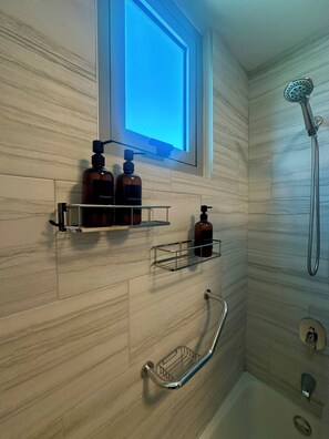 Douche, sèche-cheveux, serviettes fournies, savon