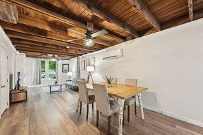 Dining - Beautiful 3-Bedroom House With Private Hot Tub (Galveston)