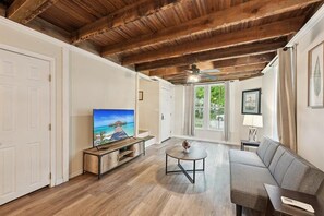 Living area - Beautiful 3-Bedroom House With Private Hot Tub (Galveston)