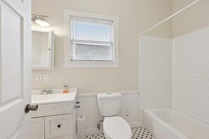Towels, soap, toilet paper - Beautiful 3-Bedroom House With Private Hot Tub (Galveston)