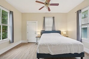 3 bedrooms, WiFi, bed sheets - Beautiful 3-Bedroom House With Private Hot Tub (Galveston)
