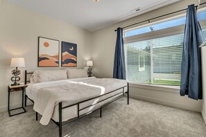 Desk, iron/ironing board, travel crib, WiFi - 3BR with King Bed Near Hill AFB and Davis Conference Center (Layton)
