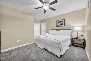 1 slaapkamer, een strijkplank/strijkijzer, internet, beddengoed