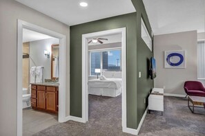 2 bedrooms, iron/ironing board, internet, bed sheets - HUGE Panoramic SkySuite w/ Downtown VIEWS: Gym (Cleveland)