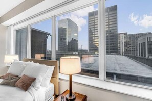 2 soverom, strykejern/-brett, internettilgang og sengetøy