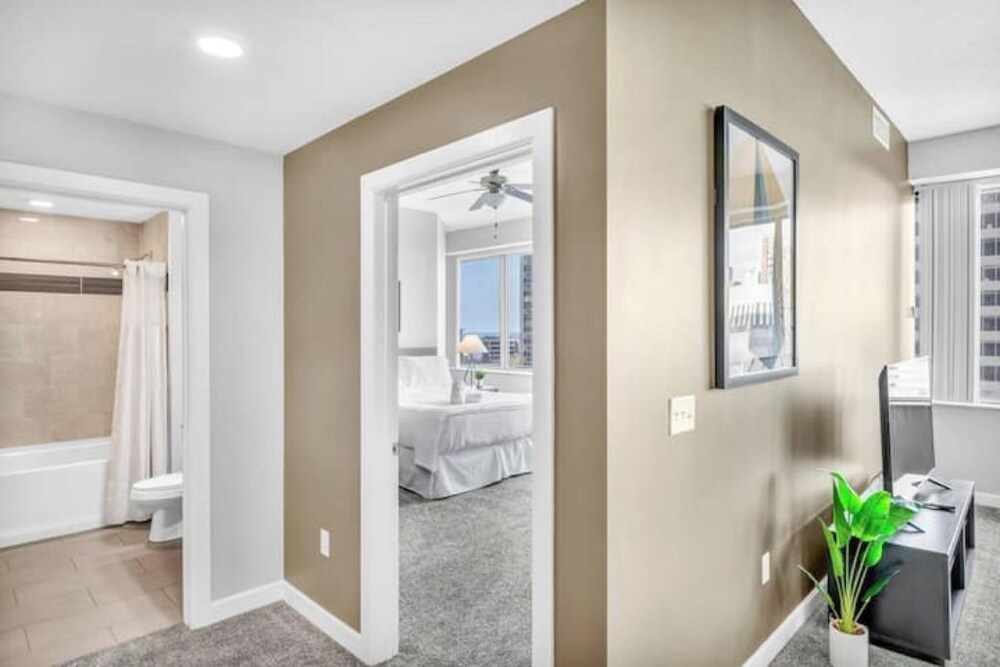 Luxury High-rise Condo w/ Views! Heart of Downtown - Cleveland | Stayz