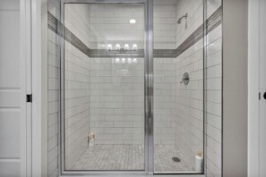 Haartrockner, Handtücher, Seife, Toilettenpapier