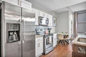 Kjøleskap, mikrobølgeovn, ovn og oppvaskmaskin