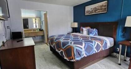 Rodeway Inn Hattiesburg North - King Room - Smoking 9