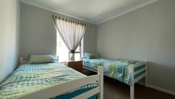 3 bedrooms, iron/ironing board, WiFi, bed sheets