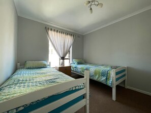 3 عدّة غرف نوم ومكواة/لوح كي وواي فاي وملاءات أسرّة