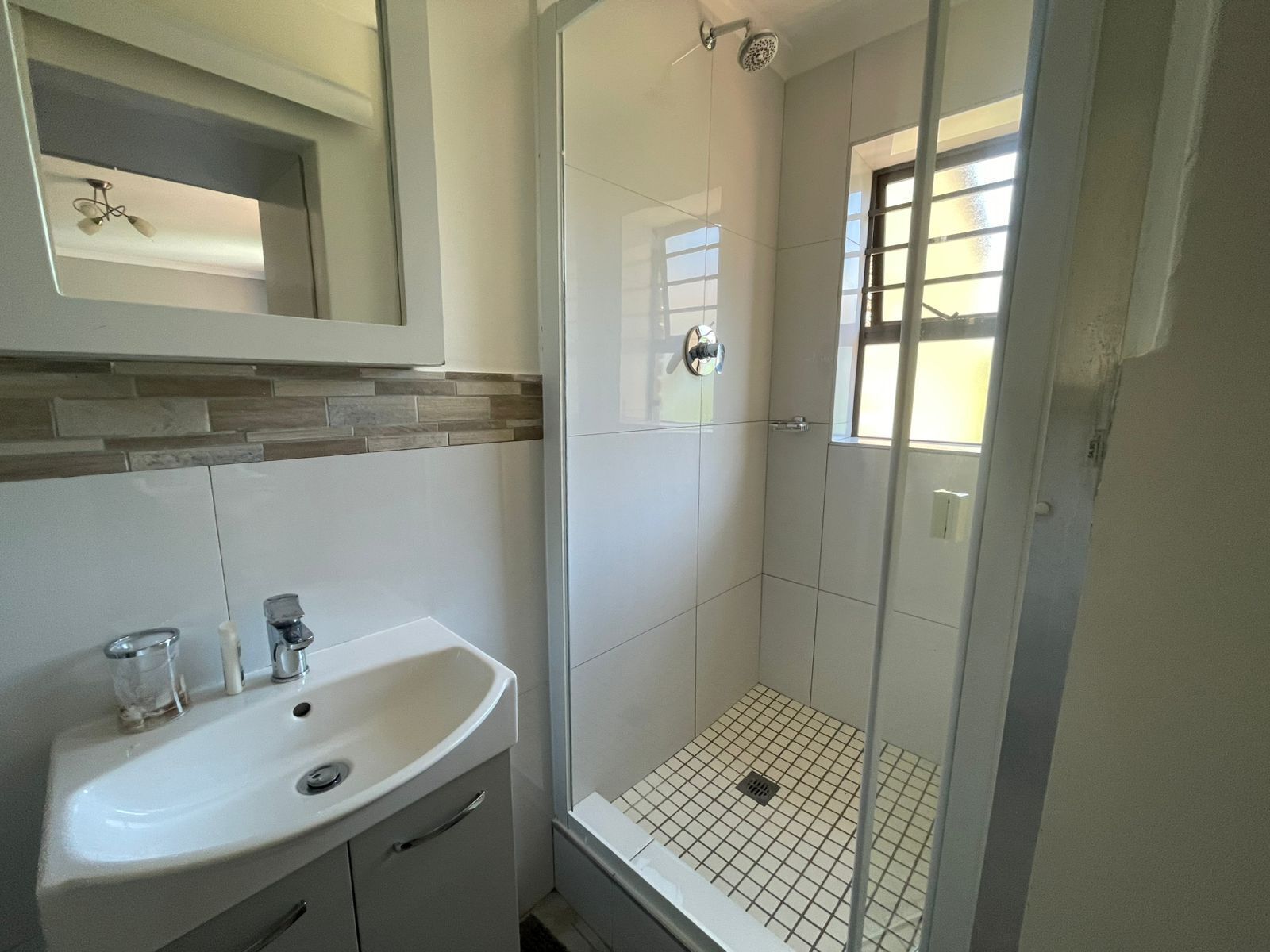 Douche, serviettes fournies, savon, papier toilette