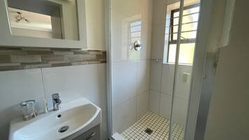 Douche, serviettes fournies, savon, papier toilette