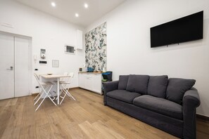 TV - CasaRÉ - One Bedroom Apartment, Sleeps 2 (Naples)