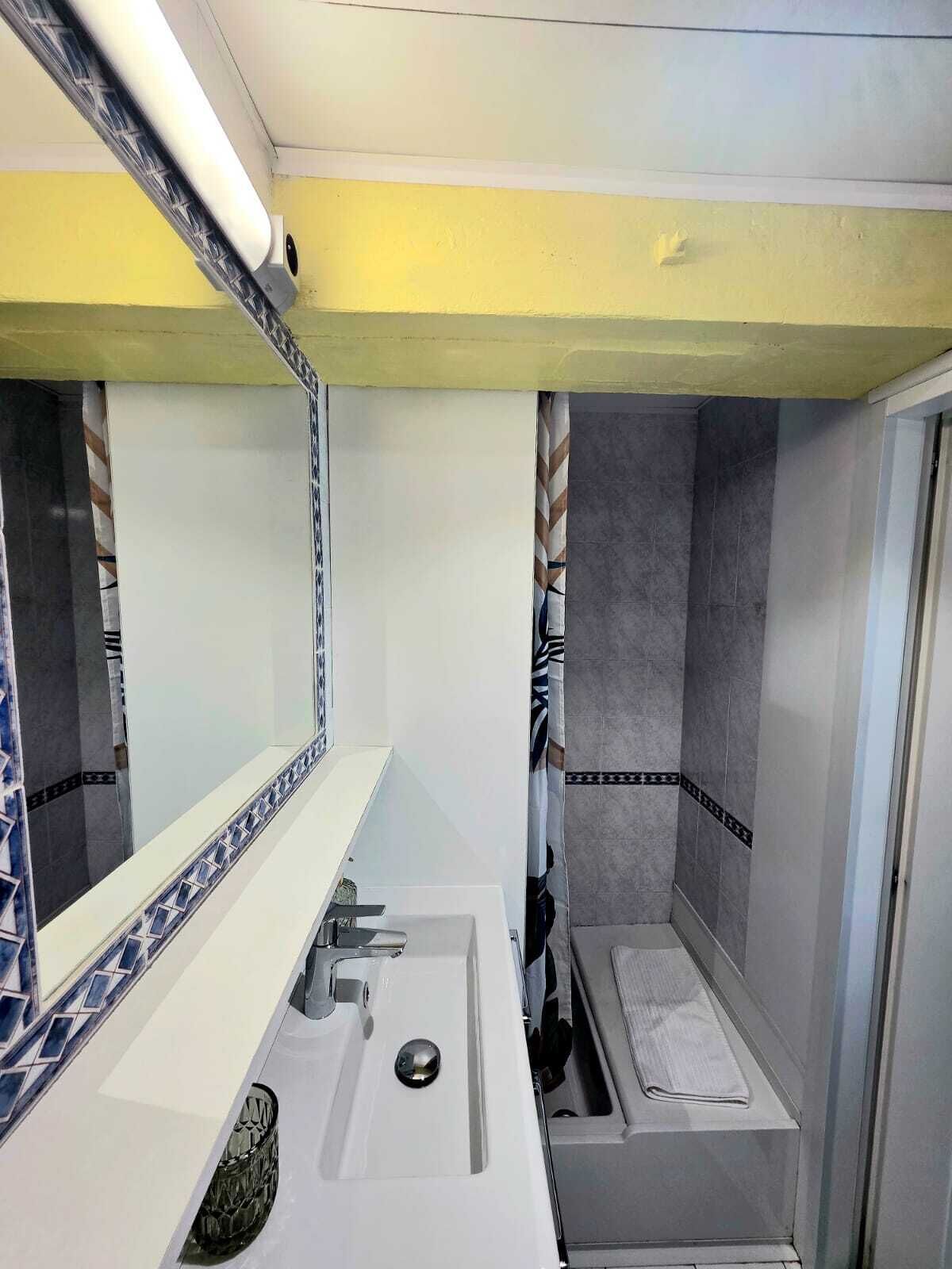 Secadora de cabello, toallas, jabón 