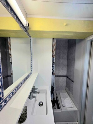 Haartrockner, Handtücher, Seife