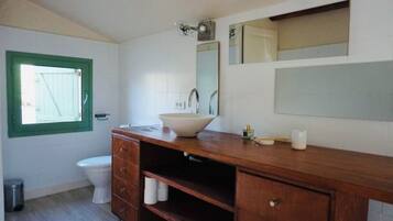 Douche, sèche-cheveux, serviettes fournies, savon