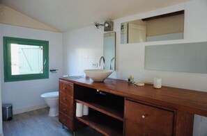 Douche, sèche-cheveux, serviettes fournies, savon