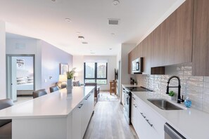 Refrigerador y comedor 