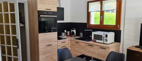 Réfrigérateur, micro-ondes, four, plaque de cuisson