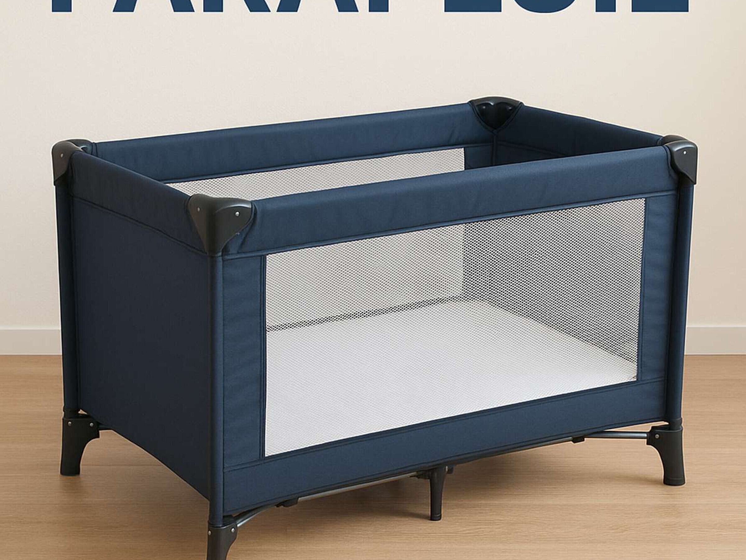 Un corralito portátil para bebés con un panel de malla lateral y un panel frontal sólido, de color azul oscuro y detalles en negro.
