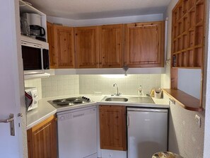 Kühlschrank, Mikrowelle, Ofen, Geschirrspüler