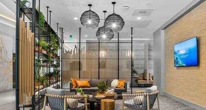 Landing | Stylish Studio, Pool, Gym