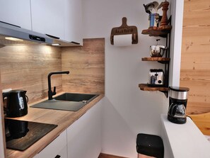 Kjøleskap, mikrobølgeovn, oppvaskmaskin og kaffetrakter/tekoker