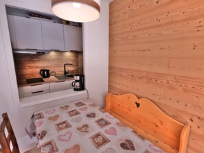 Réfrigérateur, four à micro-ondes, lave-vaisselle, cafetière-théière