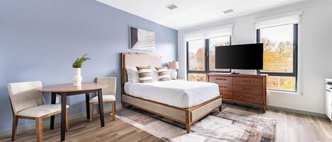 Escritorio, tabla de planchar con plancha, wifi y ropa de cama