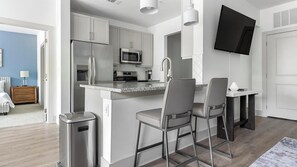 Kjøleskap og spisebord