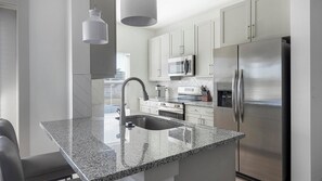 Kjøleskap og spisebord