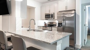 Kjøleskap og spisebord