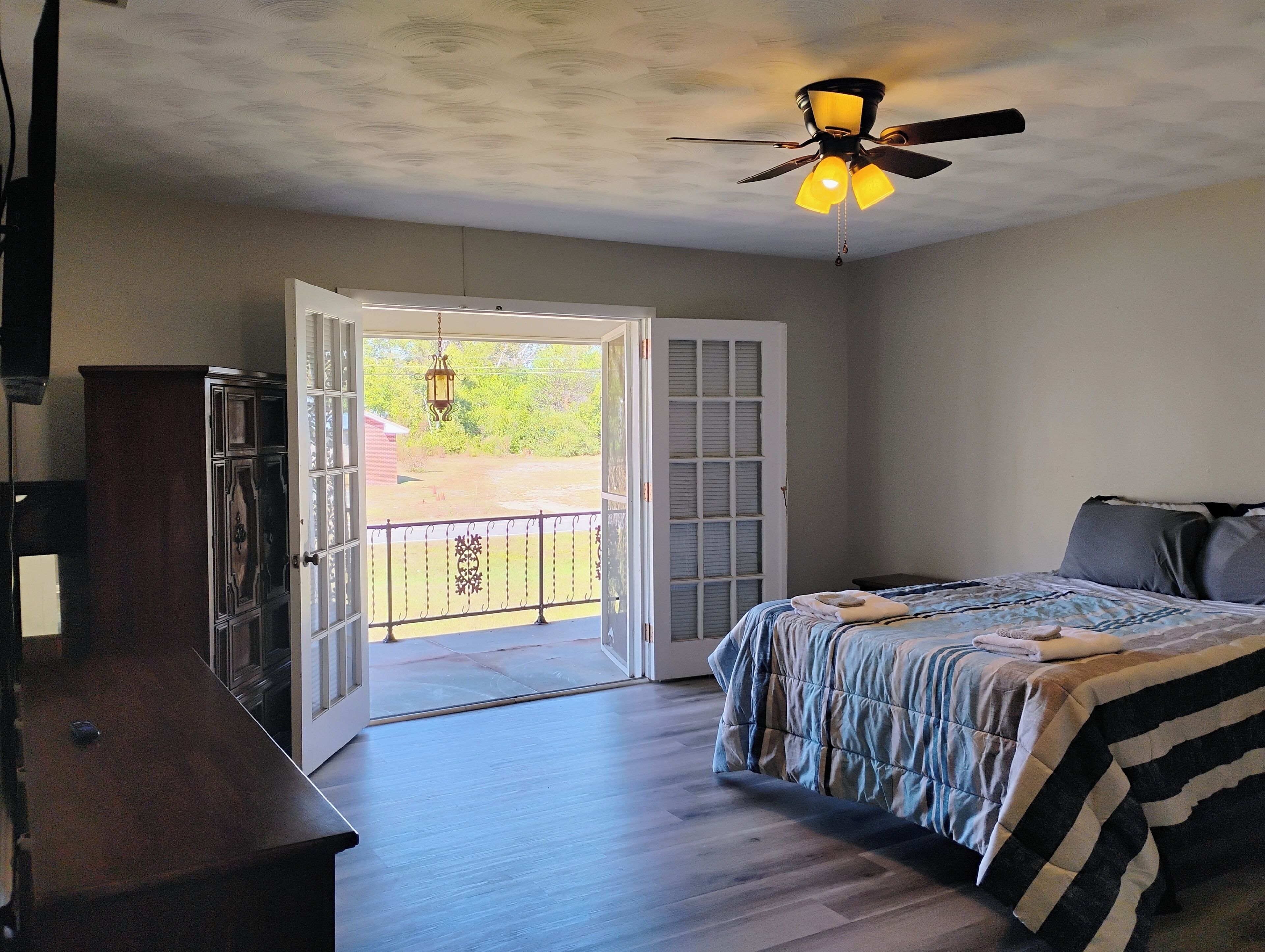 4 bedrooms, iron/ironing board, WiFi, bed sheets