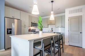 Kjøleskap og spisebord