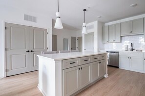 Kjøleskap og spisebord