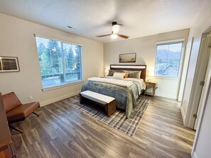 3 bedrooms, desk, iron/ironing board, travel cot