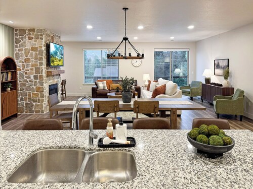 New Midway Condo on Main St - Mountain views & luxury bedding, e-bikes for rent