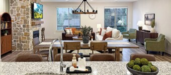 New Midway Condo on Main St - Mountain views & luxury bedding, e-bikes for rent