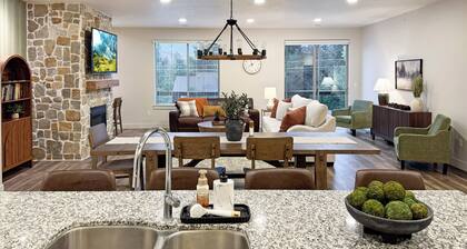 New Midway Condo on Main St - Mountain views & luxury bedding, e-bikes for rent