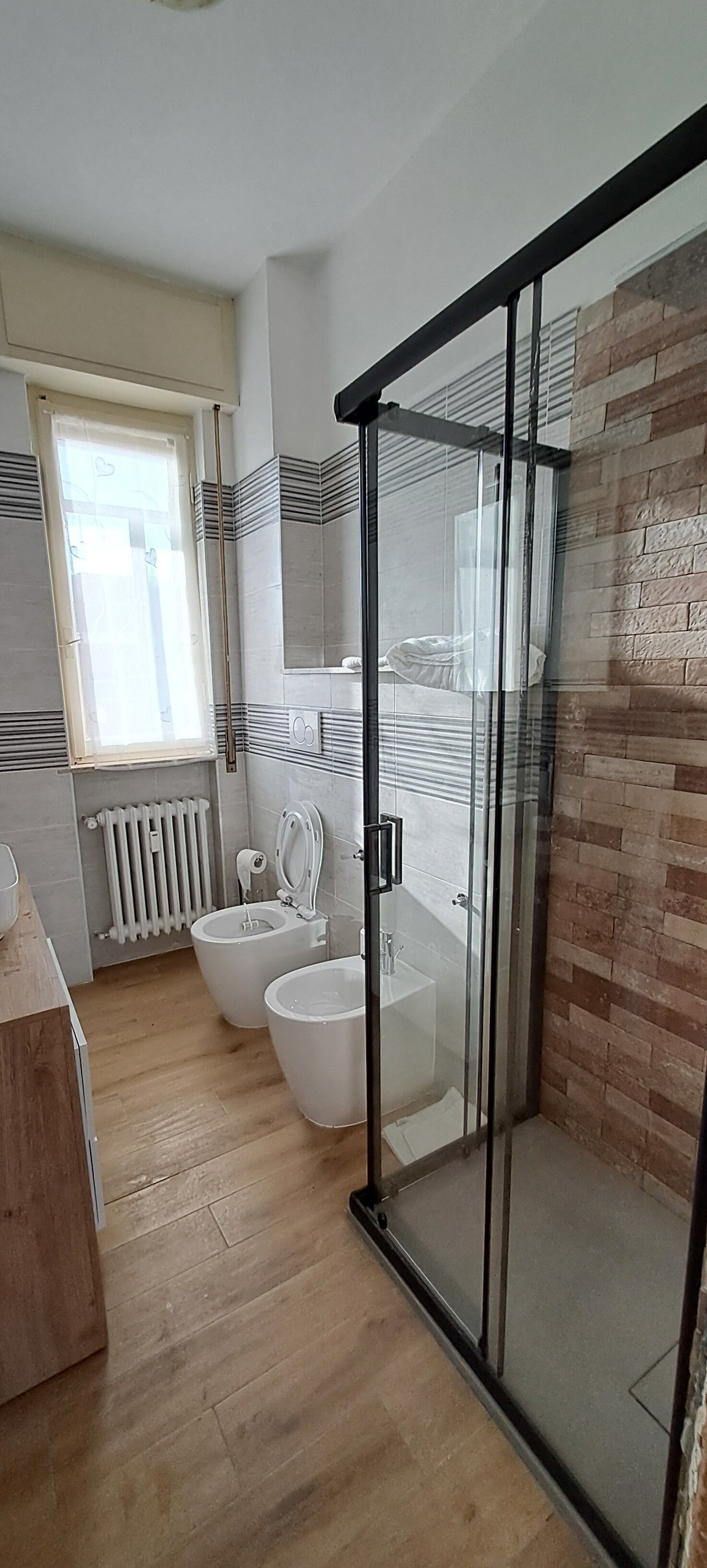 Dusche, Haartrockner, Bidet, Handtücher
