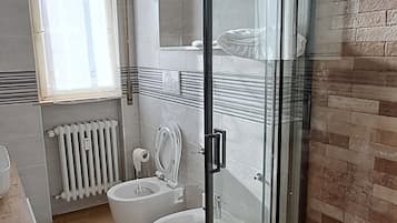 Douche, sĂšche-cheveux, bidet, serviettes fournies