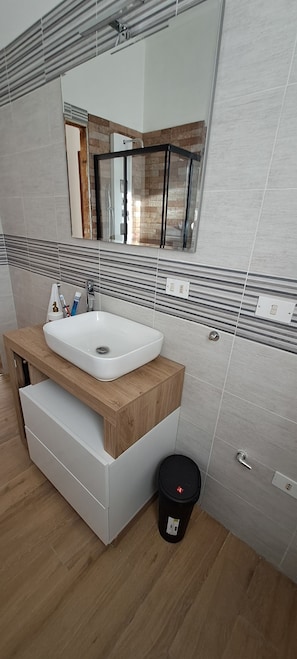 Douche, sèche-cheveux, bidet, serviettes fournies