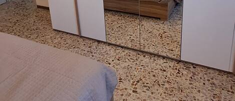 1 غرفة نوم ومكواة/لوح كي وواي فاي وملاءات أسرّة