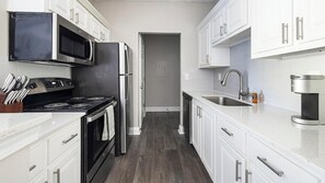 Réfrigérateur, tables à manger